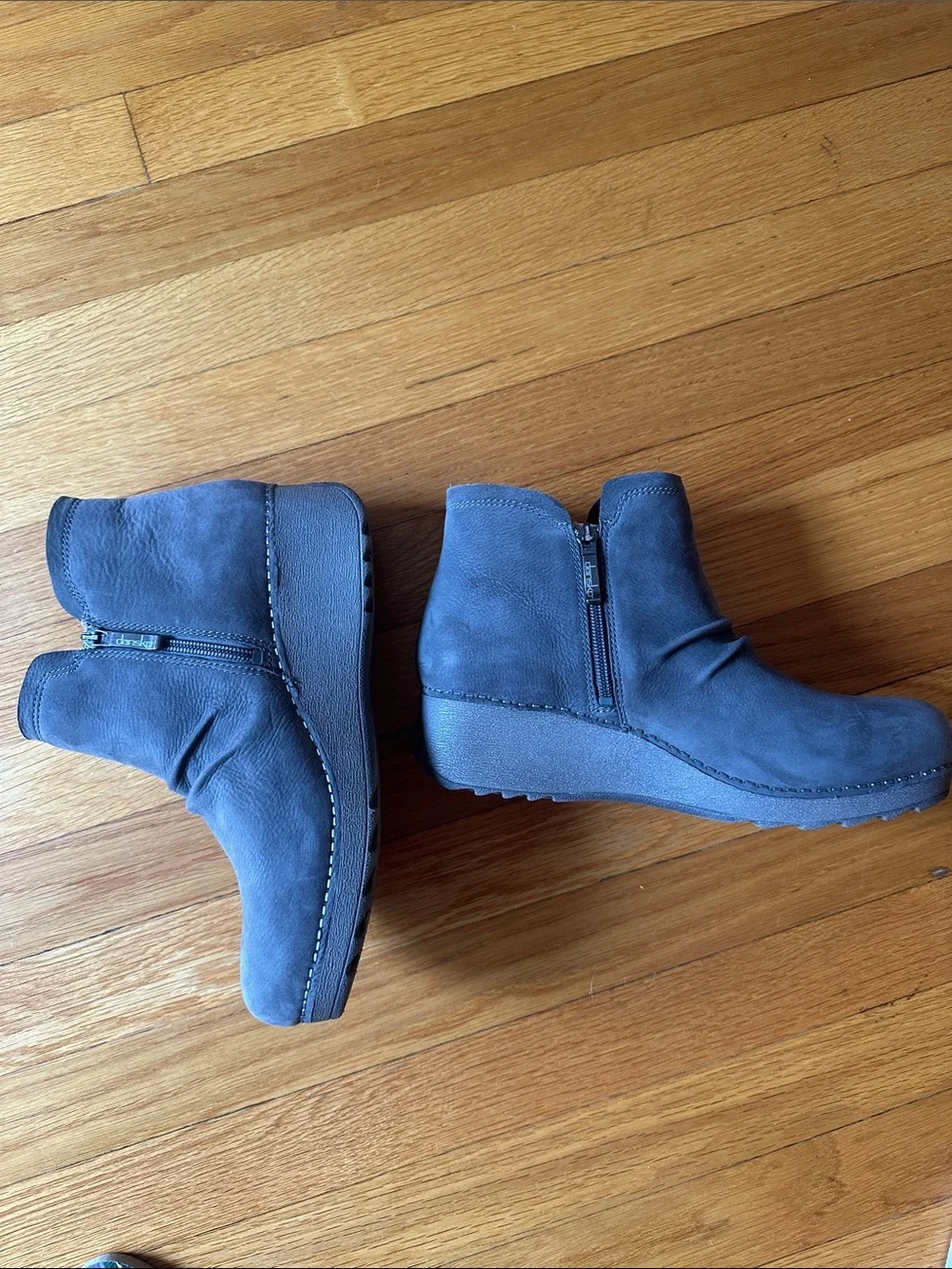 Dansko gray suede low bootie size 40